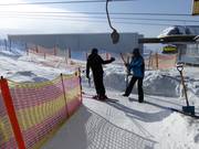 Bij de sleeplift wordt de beugel aangereikt.