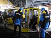 Bij het instappen worden de gasten geholpen bij de gondelbaan.