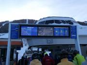 Informatie bij de ingang van de liften