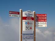 Pistebewegwijzering met pistekaart in Verbier