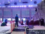 Het vriendelijke personeel houdt het transportband in de gaten.