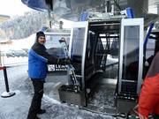 Hulp bij het instappen in de gondelbaan