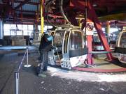 Medewerkers vegen de gondels schoon