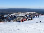 Uitzicht op de accommodaties direct aan de pistes in het skigebied Zieleniec
