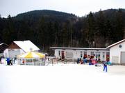 Overdag zie je van de pistenbully's meestal alleen de roldeuren van de garages.
