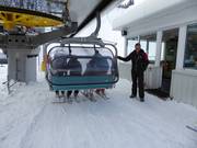 Het personeel is aanwezig bij het instappen.