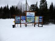 Pistekaart met bewegwijzering bij het bergstation
