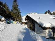 Bergchalets bij het bergstation van de gondelbaan