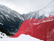 Gevaarlijke plekken worden met veel zorg beveiligd.