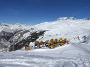 De sneeuwkanonnen wachten op hun volgende inzet