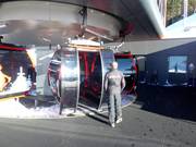 Het personeel is aanwezig bij de gondelbaan.