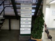 Waarschuwingsborden bij de ingang van de skihal