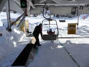 Kleine kinderen worden geholpen bij het instappen