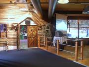 Veel ruimte voor après-ski met uitzicht op de skihal