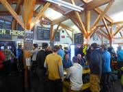 Bij het dalstation laat men de skidag gezellig eindigen.