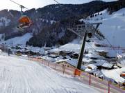Het skicentrum Dienten in het midden van het skigebied