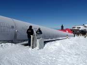 Bij de transportbanden staat altijd iemand klaar om te helpen.
