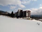 Het Hotel Mercure Zakopane Kasprowy ligt direct aan de pistes.