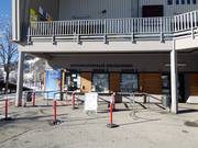 Verzorgde kassa bij het dalstation