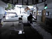 Hulp bij het instappen bij de eenpersoons stoeltjeslift Schwebelift Bayrischzell