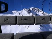 Warme, lokale lodenstof op de zitbanken vervangt de stoelverwarming in de Weißseejochbahn.