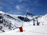 Sneeuwkanonnen in het onderste deel van de Spannagelafdalingen