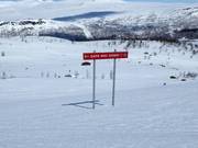 Bebording van de gemakkelijke piste van de top naar het dal