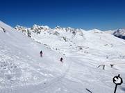 Diepe sneeuwhellingen na de skitunnel