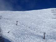 Verse sneeuwsporen in het bovenste gedeelte van het skigebied