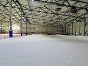 Eigen beginnersgebied met sleeplift in het dalgebied van de skihal