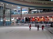 De ijsbaan boven de ingang van de skihal