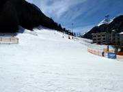 De piste bij de dorplift in Feichten