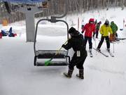 Bij sneeuwval worden de stoelen schoongeveegd.