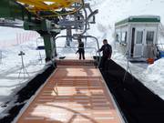 Hulp bij het instappen in het skigebiedsgedeelte Buffaure