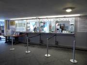 Verzorgde kassa bij het dalstation