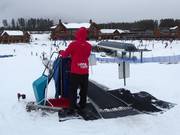 Bij de transportbanden is er altijd personeel aanwezig.