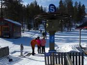 Hulp bij het instappen bij de sleeplift in Levi