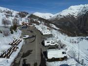 Camperparkeerplaats bij de ingang van het dorp