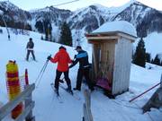 Bij de sleeplift wordt de beugel aangereikt.