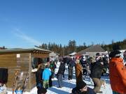 Vrolijk samenzijn bij de kiosk