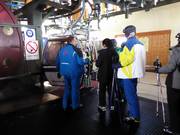 Het personeel helpt bij het instappen.