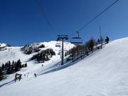 Met de 6-persoons stoeltjeslift ga je naar de Krvavec-top op 1853 m