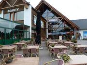 Het terras bij de skihal