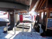 Bij de stoeltjeslift is personeel aanwezig.