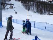 Bij de sleeplift wordt de beugel aangereikt.