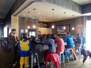 In de Revelation Lodge laat je de skidag ontspannen eindigen aan de espressobar.