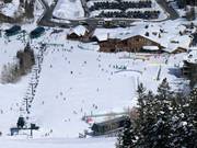 Beginnersgebied bij het dalstation met transportbanden en eenvoudige pistes