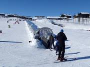 Kikut Skibånd - Overdekt(e) transportband/Moving Carpet