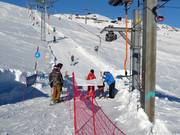 Bij de sleeplift wordt de beugel aangereikt.