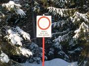 Het betreden van de bosgebieden is verboden.